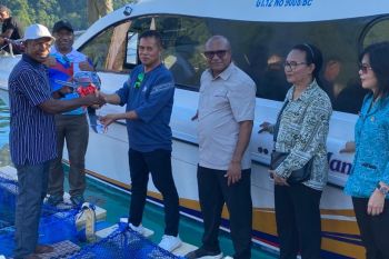 Pemprov Papua serahkan bantuan motor tempel kelompok perikanan