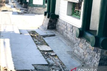 Banyaknya sampah puntung rokok di sekitaran Rumah Sakit Sis Al-Jufri