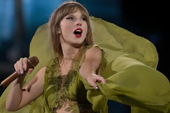 Taylor Swift resmi rilis lagu "Cruel Summer" dalam dua versi terbaru