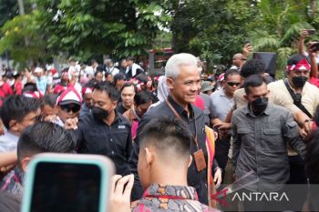 Perjalanan Ganjar-Mahfud ke KPU RI dimeriahkan dengan pawai budaya