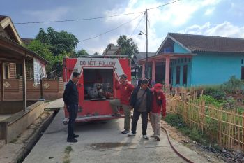 Damkarmat Lampung Selatan salurkan 16.000 liter air bersih ke warga di Natar