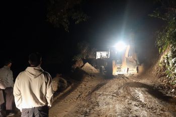 Jalan menuju tertutup longsor di Talamau Pasaman Barat kembali lancar