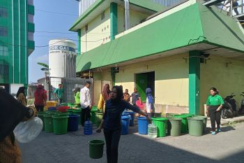 PDAM Makassar salurkan air bersih ke rumah sakit  yang krisis air