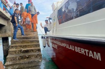 Minister Rismaharini gives boats for school transport in Riau Islands