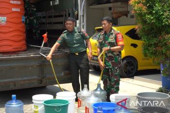 Kodam XIV/Hasanuddin distribusikan air bersih kepada warga yang kesulitan