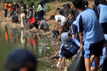 Aksi bersih sampah Situ Cilangkap Depok