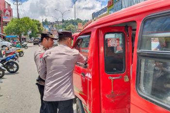 Polda Maluku membagi brosur imbauan Kamtibmas jelang Pemilu