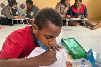 Polwan ajar mama-anak Papua baca tulis mencegah buta aksara di Jayapura