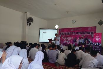 KPU Bandarlampung lakukan sosialisasi pemilu di ponpes dengan nobar