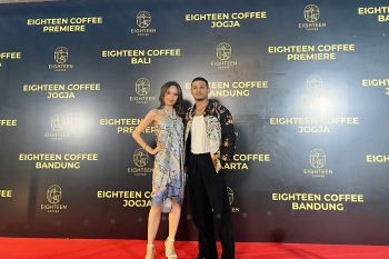 Cinta Laura hadiri Grand Launching Eighteen Coffee Jogja