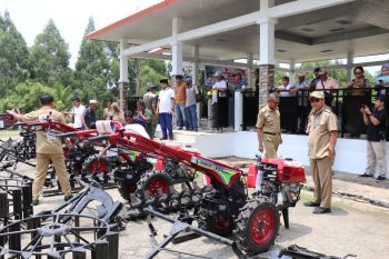Bupati Lutim serahkan bantuan 247 unit alsintan kepada petani