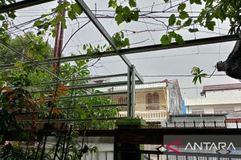 Warga Kota Makassar dan Parepare menyambut hujan perdana