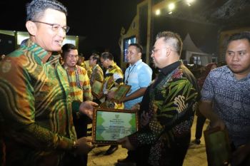 Unila terbaik ketiga kategori stan instansi vertikal, perbankan, dan PT pada PRL 2023