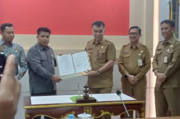 Pemkab Natuna serahkan dana hibah senilai Rp7,5 miliar ke Bawaslu Natuna