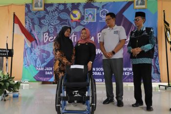 Sleman menyerahkan bansos dan alat bantu sosial bagi disabilitas