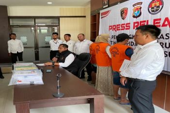 Polda Sulbar menahan tiga tersangka dugaan korupsi proyek PLTS