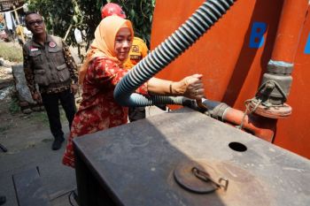 Dharma Wanita Sleman menyalurkan bantuan air bersih di wilayah kekeringan