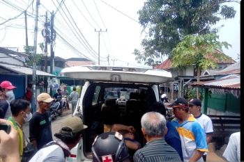 Petugas Damkar Palembang selamatkan warga terkurung asap