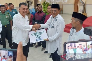 Baznas Natuna salurkan bantuan uang tunai kepada 70 pelaku UKM dan orang mualaf