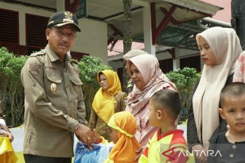 Pemkab Solok Selatan bagikan 5.854 stel seragam sekolah gratis