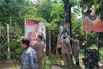 Bawaslu dan Satpol PP Batam tertibkan APS pemilu