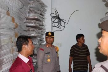 Kapolres Bone mengecek gudang logistik KPU pastikan keamanan pemilu