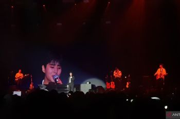 Young K menyanyikan "Anugerah Terindah Yang Pernah Kumiliki"