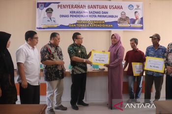 Baznas Payakumbuh telah salurkan zakat sebesar Rp353 juta untuk tenaga pendidik dan kependidikan