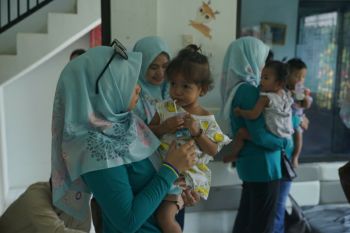 PLN menggembirakan anak dan lansia pada Hari Listrik Nasional