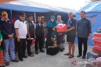 Ketua TP-PKK Sumbar kunjungi korban kebakaran pasar kuliner Padang Panjang dan serahkan bantuan