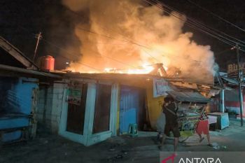 Sebanyak empat kios ludes terbakar di Ciracas Jaktim