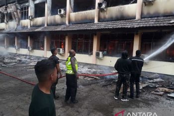 BPBD: Damkar dan TNI/Polri tangani kebakaran perkantoran Pemkab Jayapura