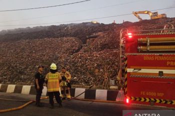 Jakarta Environmental Office controls fire in Bantargebang Waste Site