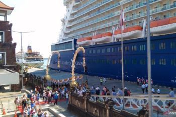 Jumbo cruise ship carrying 3,944 foreign nationals docks in Bali