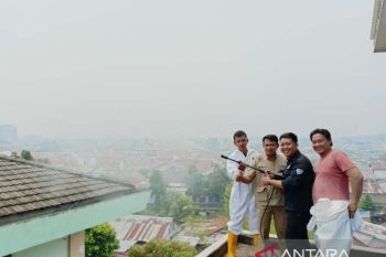 Penyemprotan ekoenzim turunkan ISPU di Palembang