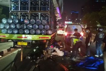 Pengemudi motor dilaporkan tewas setelah tabrak truk yang sedang parkir