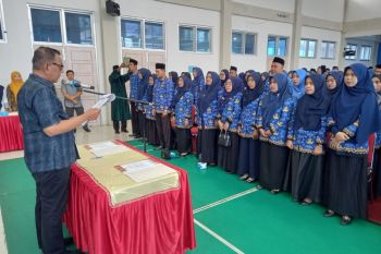 Bupati Rusma Yul Anwar lantik 327 Guru PPPK di Pesisir Selatan