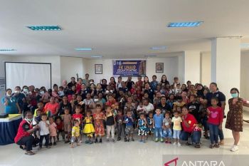 Alumni Unair beri bahan makanan untuk 40 balita di Jayapura