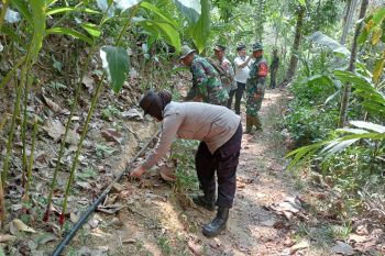 Aparat TNI/Polri Trenggalek bantu warga pasang pipa air bersih