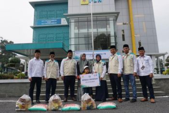 PLN Payakumbuh berbagi bingkisan HLN-78