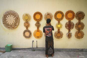 Kerajinan jam dinding kaligrafi