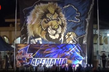 Ribuan Aremania peringati satu tahun tragedi Kanjuruhan - Video