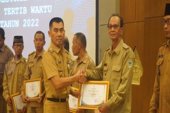 Pemkab Gunungkidul memberikan penghargaan kepada kalurahan lunas PBB-P2