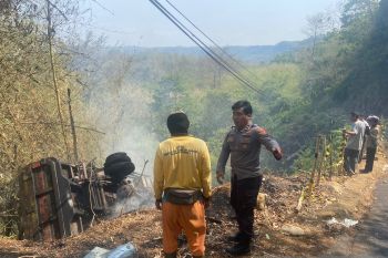 Polisi ungkap penyebab truk aspal terguling dan terbakar
