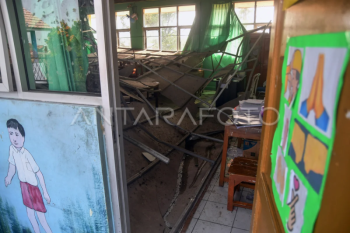 Atap ruang kelas SD di Bogor ambruk