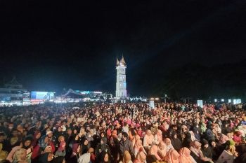 Dihadiri ribuan warga, Anies Baswedan pimpin doa untuk Palestina di Bukittinggi