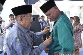 Gubernur Sumbar terima Satya Lencana PMI