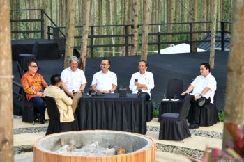 Presiden Jokowi berbincang dengan menteri awali pagi ketiga di IKN