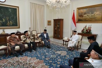 Be active in helping cool political temperature: VP to scholars