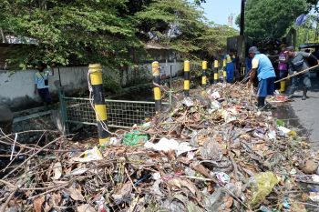 PUPR Mataram menerapkan sistem penyekat sampah di saluran air
